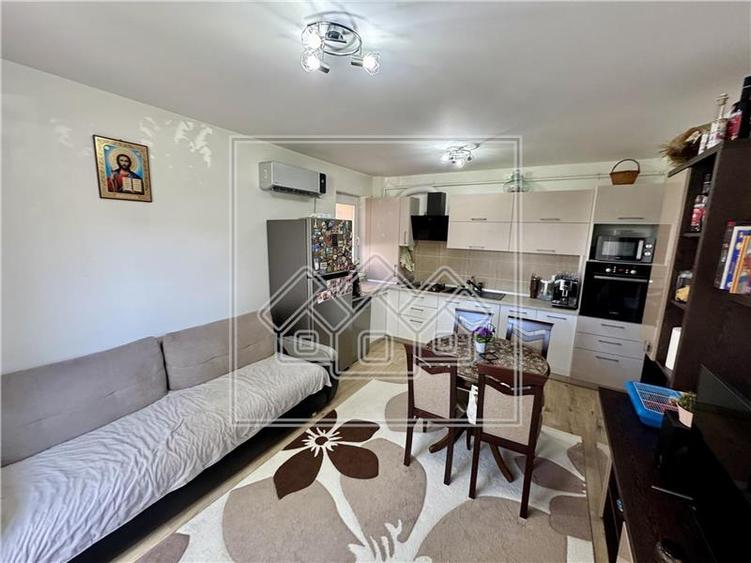 Apartament cu 3 camere, mobilat si utilat, zona linistita