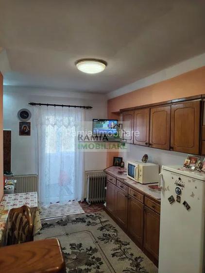 Apartament 3 camere decomandat, etaj 1, 2 balcoane și garaj – Râșnov