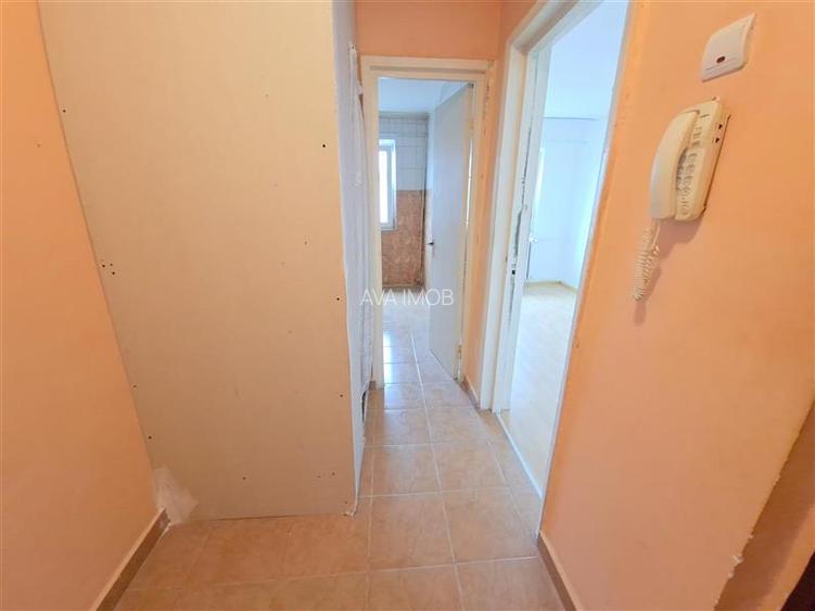 Apartament 3 camere semidecomandat, zona Milcov - 12