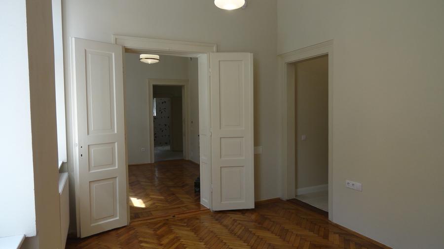 Casa recent renovata  .str. Avram Iancu, curte 300 mp, 3 parcari, zona centrala