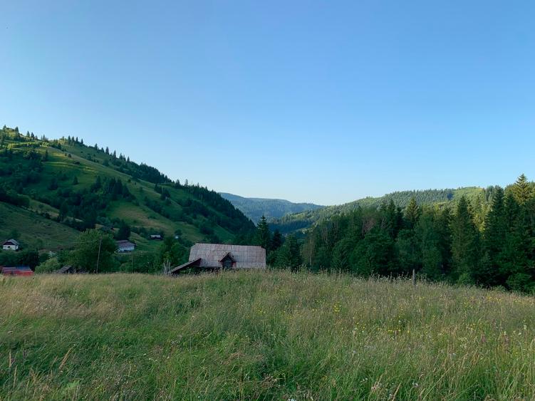 Teren lângă pârtia Rarău Câmpulung Moldovenesc, mărginit de râu