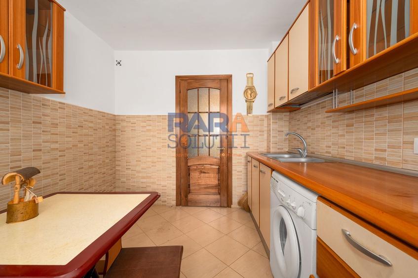 Apartament cu 3 camere, două băi, 77 mp