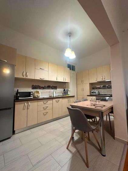 Închiriez apartament 3 camere - zonă ultracentrală