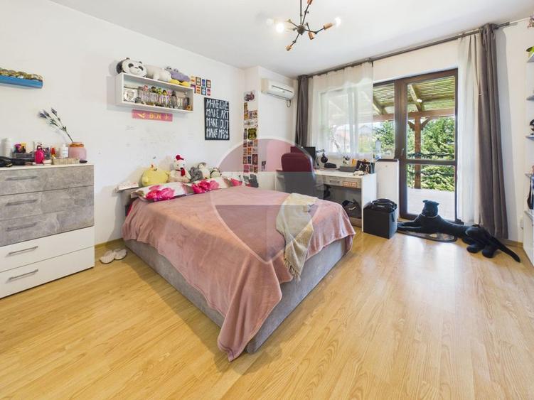 Vilă 10 camere + spațiu comercial | teren 1.300 mp | Otopeni 23 August