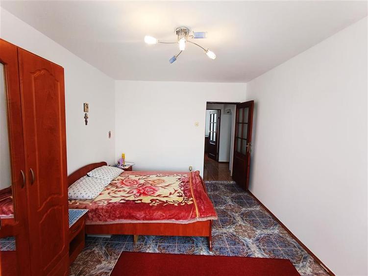 Apartament 3 camere in zona centrala Moldova Noua