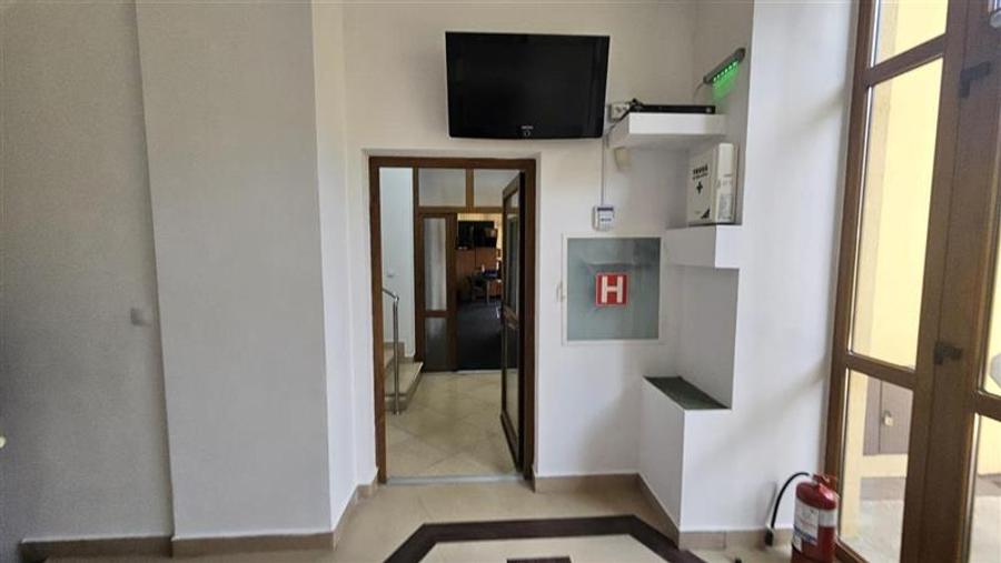 Vanzare cladire pentru birouri, clinica, service, productie, depozit