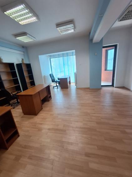 Bd. Mamaia, spatiu 47 mp., cladire de birouri