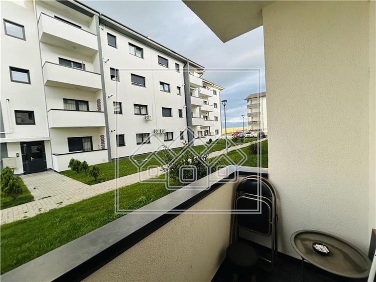 Ap cu 3 camere, balcon, 2 locuri de parcare, mobilat modern