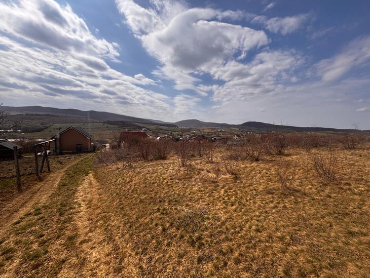 Teren extravilan, situat la limita cu intravilanul, în zona Sigmir
