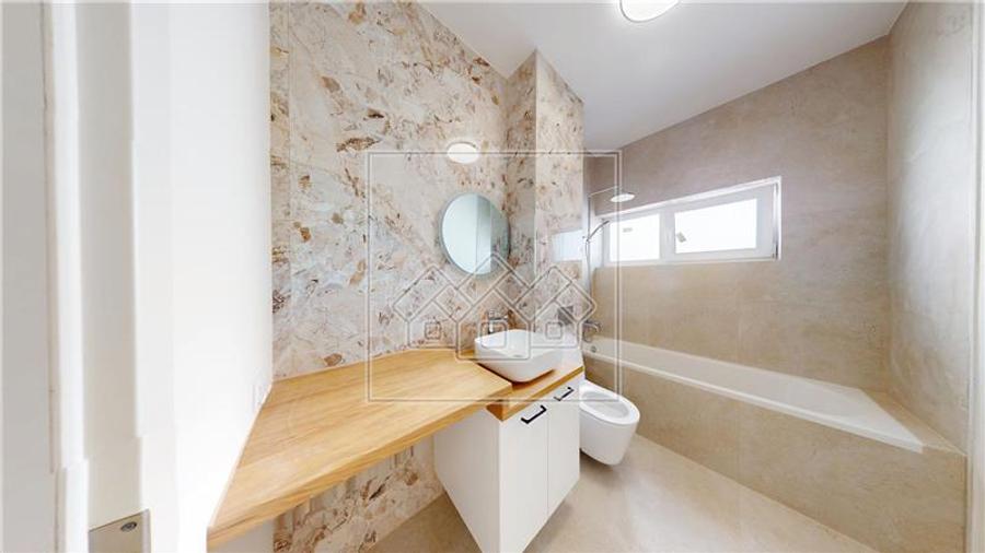 Penthouse cu 4 camere si balcon - 2 bai, intabulat