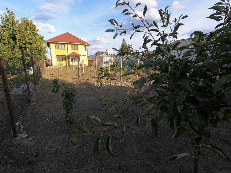 Casa cu etaj, mansarda, curte, 3 dormitoare, 3 camere de zi, 4 bai. Com. Smardan