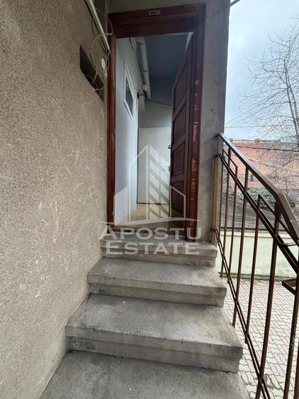 Apartament cu 2 camere,situat la un parter foarte inalt, zona Iosefin