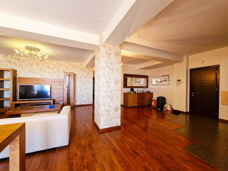 De închiriat Apartament de 3 Camere, Vedere la Mare, în Centru, 180mp utili.