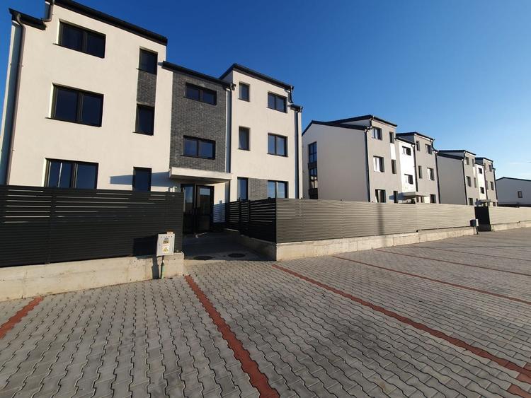 Apartament intabulat, 2 camere decomandate, bloc tip vilă, Sânpetru
