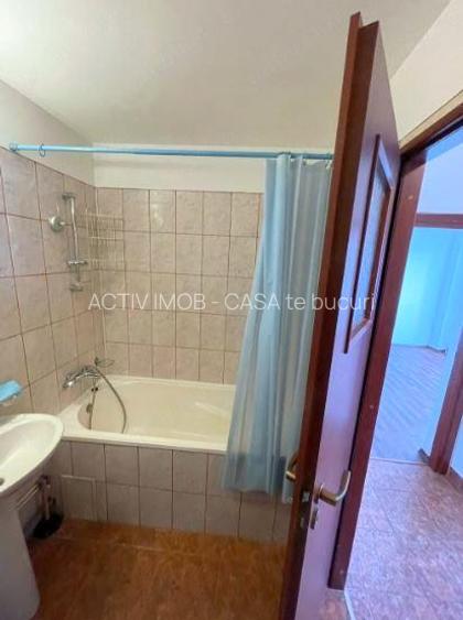 BANU MANTA, apartament 2 camere decom et 10, an bloc 1981