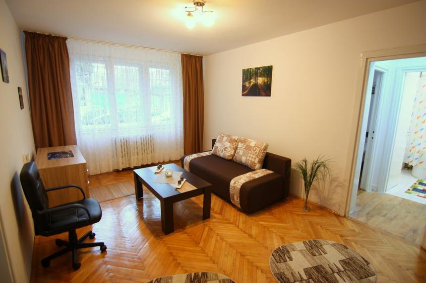 Apartament 2 camere, loc parcare curte imobil, 500 metri de Medicina