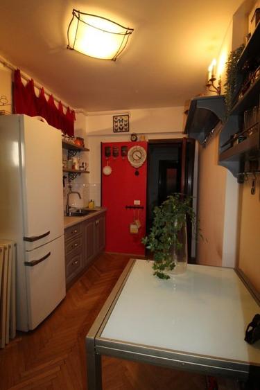 Londra etj 1- cu 2 balcoane in vila P+2- Apartament in vila
