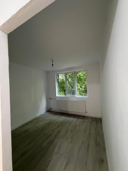 Direct proprietar . Apartament 3 camere , decomandat .