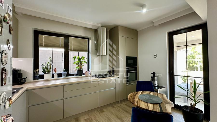 Jumatate de duplex de vanzare cu 5 camere, in apropiere de padure