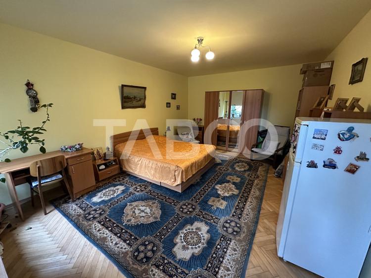 Casa 2 corpuri P+M si P+1 spatiu comercial 70 mpu la strada 2 garaje