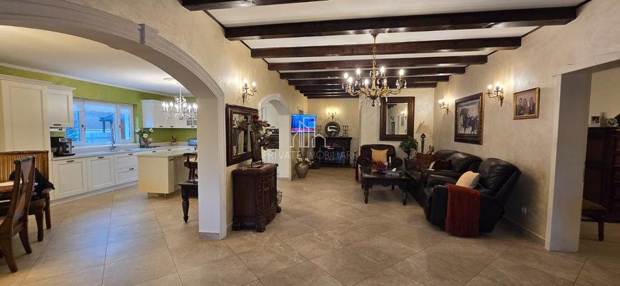 Casa ultramoderna de vanzare in Hetiur
