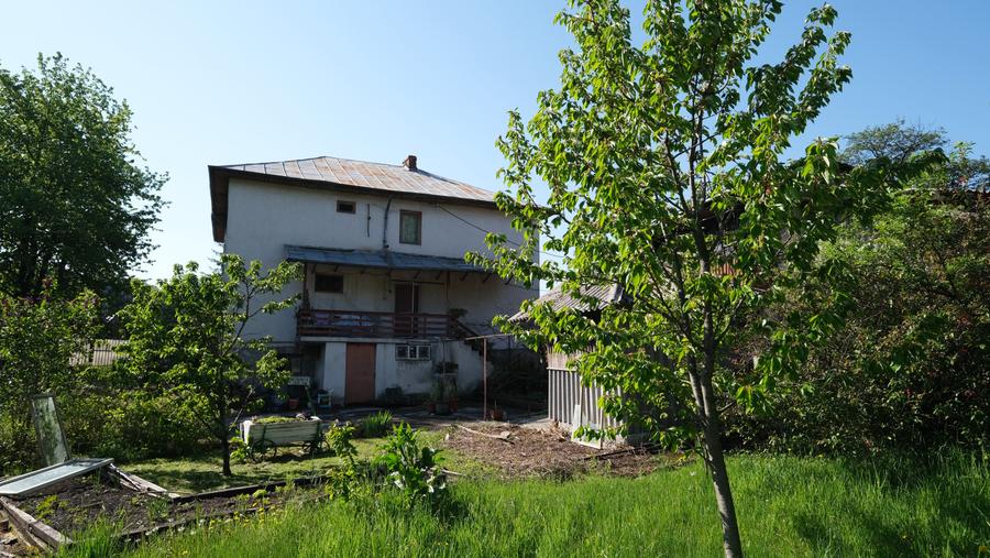 Vanzare casa mare cu etaj si 6200 mp teren intravilan Fieni, judetul Dambovita