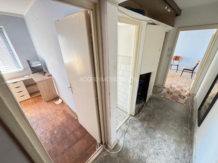 Apartament 3 camere zona Km 4 5 - 8