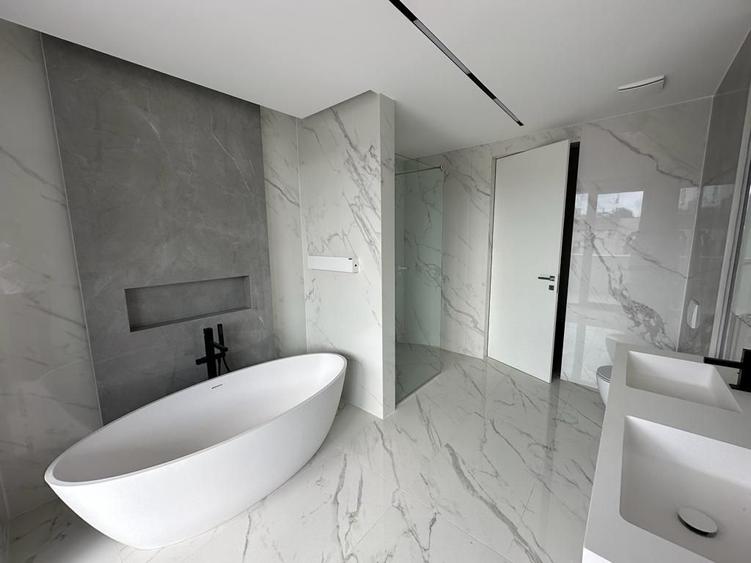 Penthouse Exclusivist cu Terase Generoase și Design Modern în Zona Aviatorilor