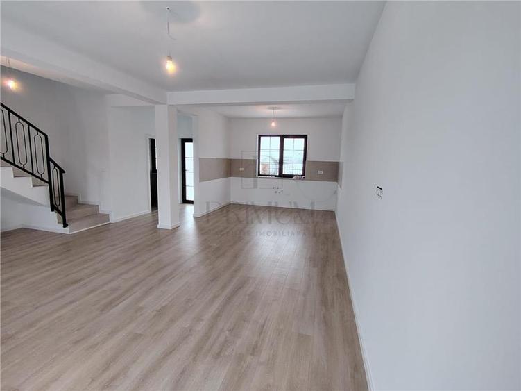 Duplex despartit prin camera tehnica - 2 dormitoare - 2 bai - zona foarte buna -