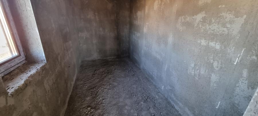 Casa noua cu etaj la intrare in Curtesti