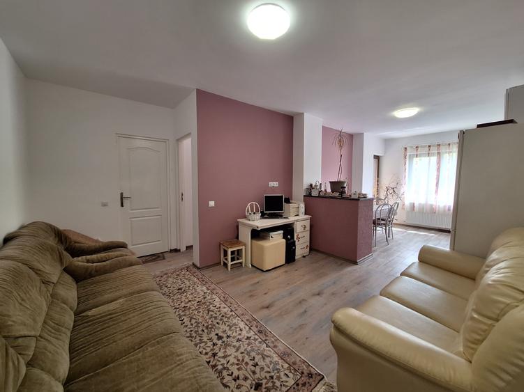 Apartament cu 3 camere, 62 mp, orientare sudica, balcon, zona Stejarului