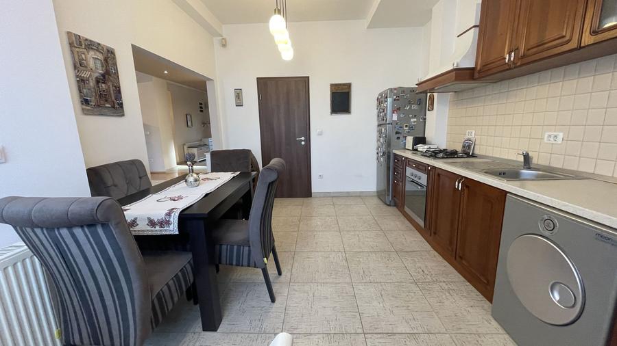 Casa eleganta si luminoasa, situata in zona de case - Mehala