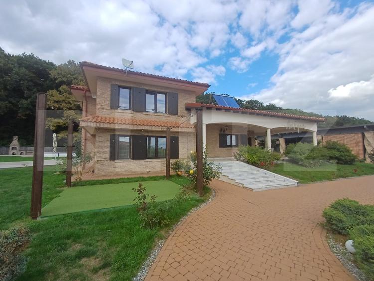 Pensiune cu 2 sali de evenimente, teren 6573 mp, zona Suceava