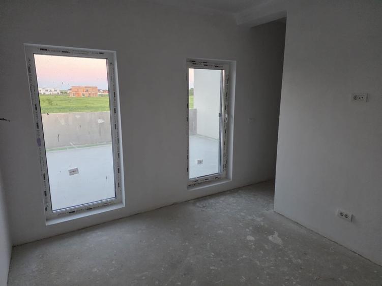 Proprietar vand duplex premium despartit prin camera tehnica