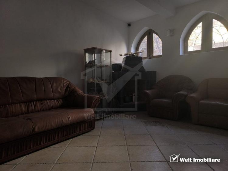 Casa cu CF spatiu comercial, curte comuna, Gruia
