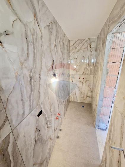 Casă / Vilă cu 8 camere de vânzare în zona Balaur