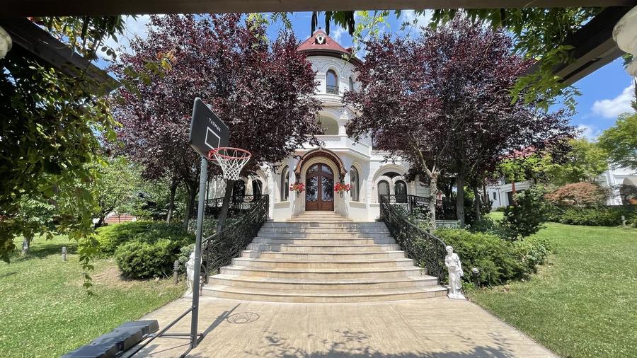 Domeniu vila Balotesti 4000 mp teren 60 m deschidere lac