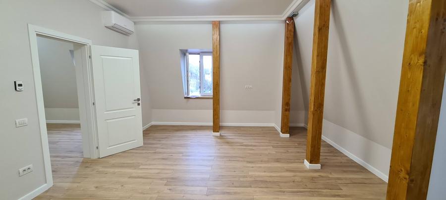 Inchiriez apartament 4 camere Bd. Dacia, recent renovat.