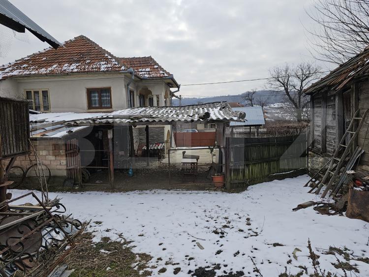 Casa plan parter plus etaj, cu 3 camere, 158 mp si 6300 mp teren, zona Balcesti