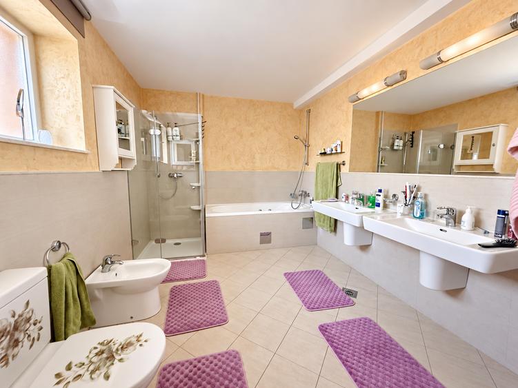 Apartament generos cu 3 camere, logie și parcare | Mihai Eminescu