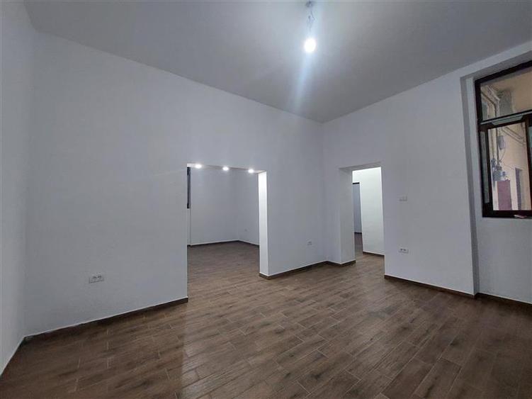 Apartament cu curte privata, zona Bou Rosu, pentru locuit sau afacere