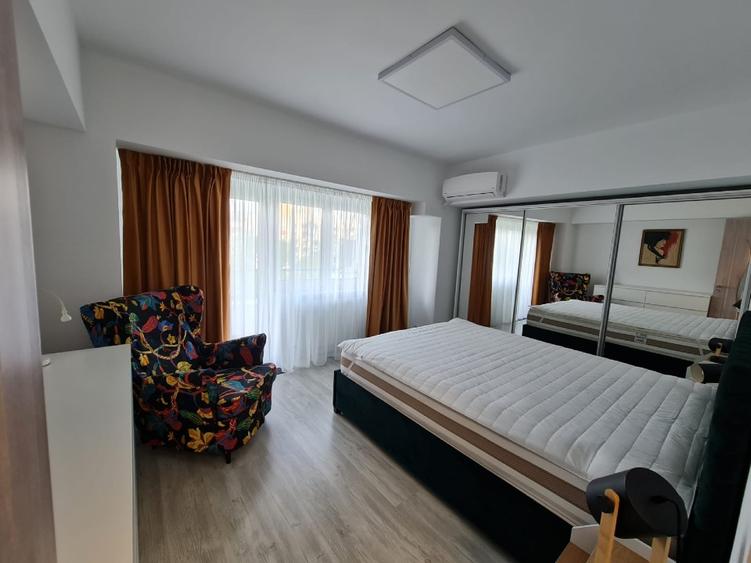 Proprietar ofer apart 2 cam absolut superb, renovat total 200m de Parlament