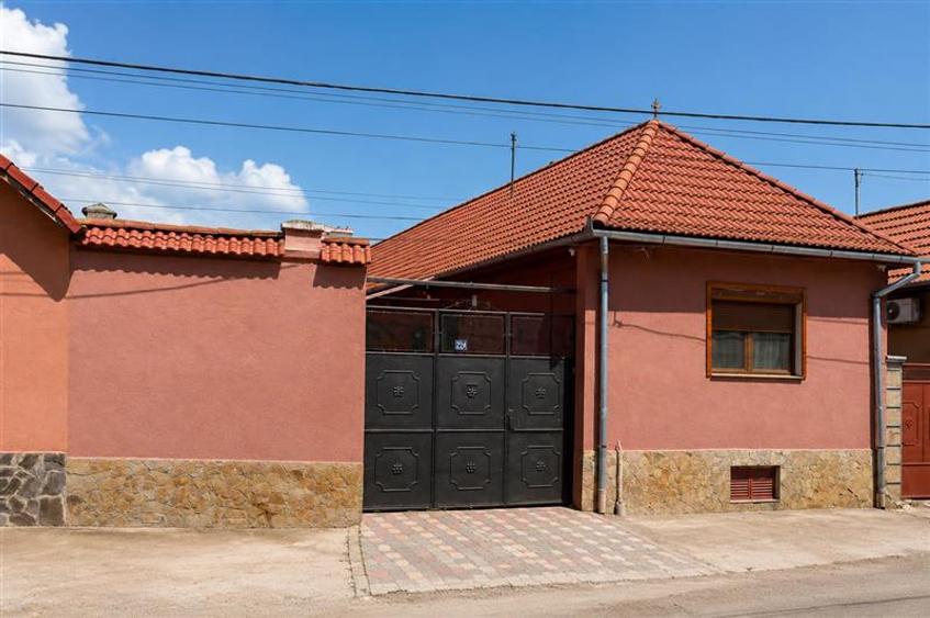Casa solida, teren 919mp, 2 accesuri, configuratie si pentru 2 familii, Sanpetru