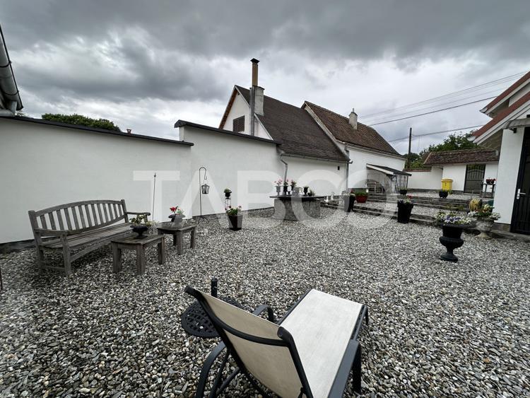 Casa 7 camere 6 bai terase teren 1180mp aproape de Castel si Poveste