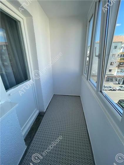 Apartament 3 camere decomandate si balcon inchis zona Strand Sibiu