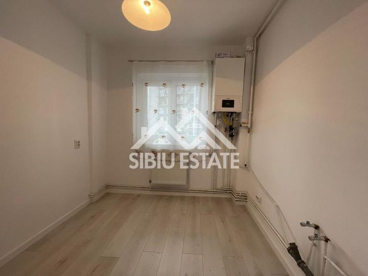 Apartament decomandat cu 2 camere, balcon, etaj 3, recent renovat, -Sibiu