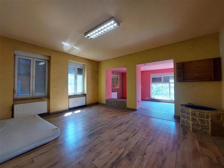 Casa spatioasa cu teren mare, pe colt, in Periam