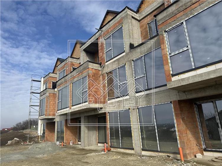 Casa cu 4 camere, 3 bai, teren de 241 mp, 2 locuri de parcare