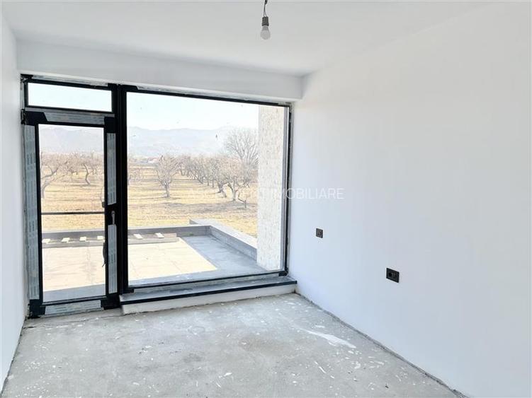Vila impozanta, aspect deosebit, configuratie tip duplex, view, Brasov - 23