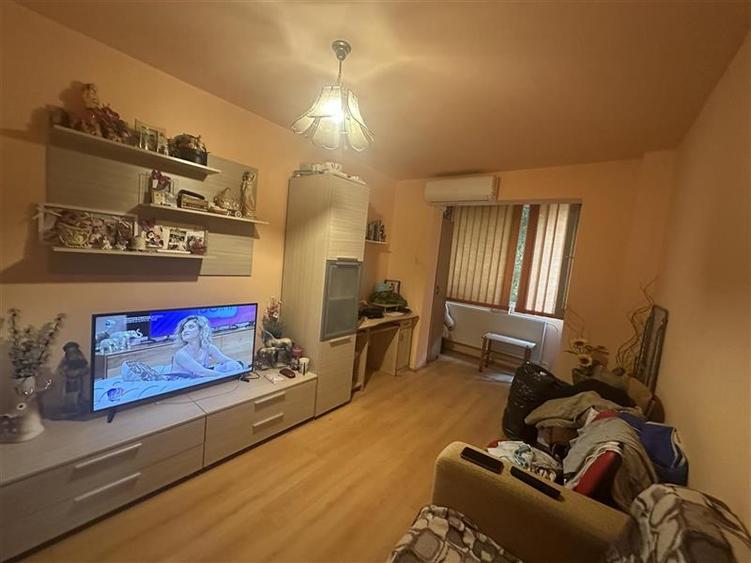 Apartament cu 3 camere la etajul 3 aproape de Mall